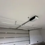 Napínací strop v bielej, matnej verzii nad garážovou bránou