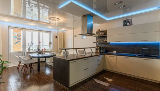 Napínací strop v prevedení biela reflexná fólia inštalovaná v modernom byte