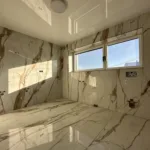 Celkový pohľad na modernú kúpeľňu s nainštalovaným napínacím stropom