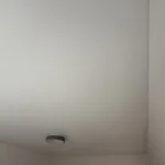 Biely matný napínaný strop s prisadeným svietidlom