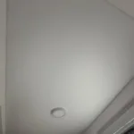 Interiérový detail napínaného stropu v bielej matnej úprave s prisadeným svetlom