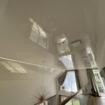 Galéria rodinného domu s napínaným stropom v bielej lesklej verzii