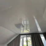 Napínaný strop v podkrovnej izbe v prevedení biela lesklá fólia