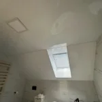 Aplikovaná biela lesklá fólia v podkrovnej kúpeľni