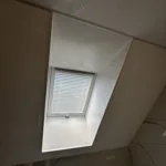 Detail strešného okna s napínacím stropom v prevedení biela lesklá fólia