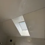 Biely lesklý napínací strop v podkrovnej kúpeľni