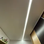 Detail jednoduchého lineárneho LED stropného svietidla v obývačke RD