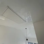 Podkrovie rodinného domu riešené napínacím stropom a výrezom pre schody