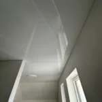 Napínaný strop v lesklej úprave s jedným stropným svietidlom v kúpeľni