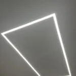 Moderný biely napínací strop a decentným stredovým osvetlením na strope