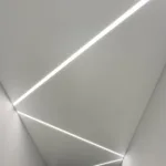 Napínací strop v bielej matnej úprave s LED lineárnym osvetlením
