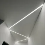 Lineárne LED osvetlenie so studeným svetlom, osadené v matnom bielom napínacom strope