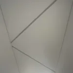 Biely matný napínací strop s lineárnym LED osvetlením