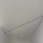 Biela matná fólia napínacieho stropu v kombinácii s lineárnym LED osvetlením v chodbe