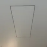 Minimalistický biely, matný napínaný strop doplnený o LED odvodové a stredové osvetlenie