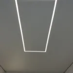 Elegantný napínací strop s matným bielym povrchom a stredovým LED osvetlením