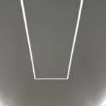 Detail LED osvetlenia inštalovaného v bielom matnom napínacom strope