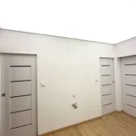 Chodba s nainštalovaným led svetelným stropom v bielej studenej farbe