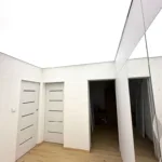 Detailný záber na chodbu v modernom štýle s nainštalovaným led svetelným stropom