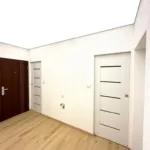 Svetelný strop nainštalovaný v chodbe v interiéry