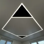 Napínací strop s čierno-bielou fóliou v kombinácii s lineárnym osvetlením