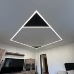 Interiér modernej obývačky s dizajnovým napínacím stropom v čierno bielej úprave kombinované s lineárnym LED osvetlením