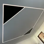 Detailné zobrazenie napínacieho stropu v čierno bielej úprave kombinované s lineárnym LED osvetlením