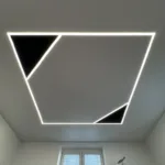 Kombinácia lineárneho LED osvetlenia a napínacieho stropu v čierno-bielej úprave