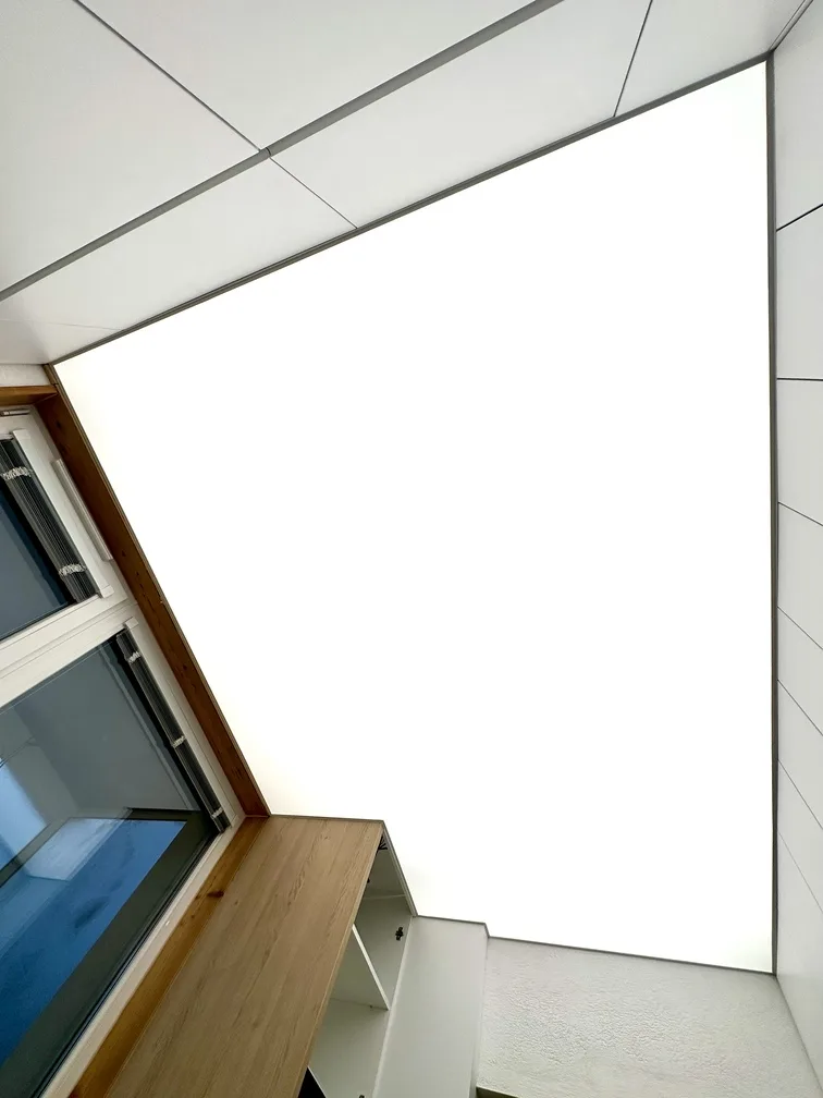 Svetelný strop v detailnom zábere s bielym neutrálnym svetlom