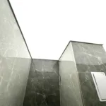 Kúpeľňa v modernom štýle s inštalovaným svetelným stropom