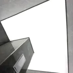 Detailný pohľad na svetelný strop v dizajnovej kúpeľni s bielym svetlom