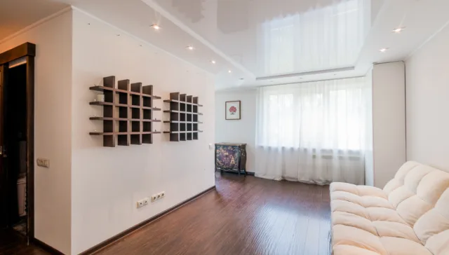 Lesklý napínaný strop v interiéry - obývačka