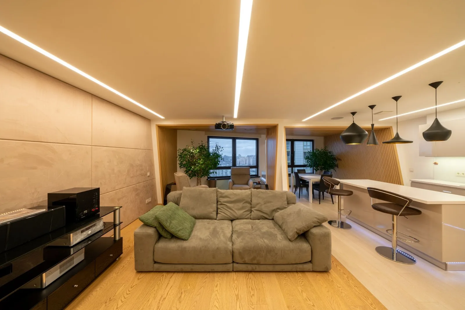Lineárne osvetlenie v modernej obývacej izbe bytového domu