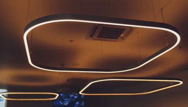 stropné svietidlo na mieru v dizajnovom prevedení v modernm interiéry