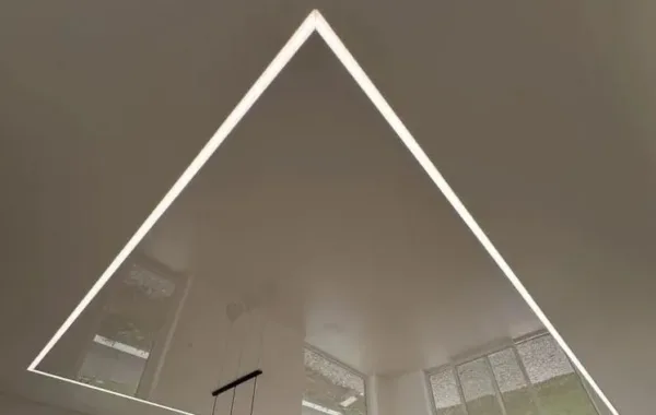 Biely napínaný strop s trojuholníkovým lineárnym LED osvetlením v obývacej izbe