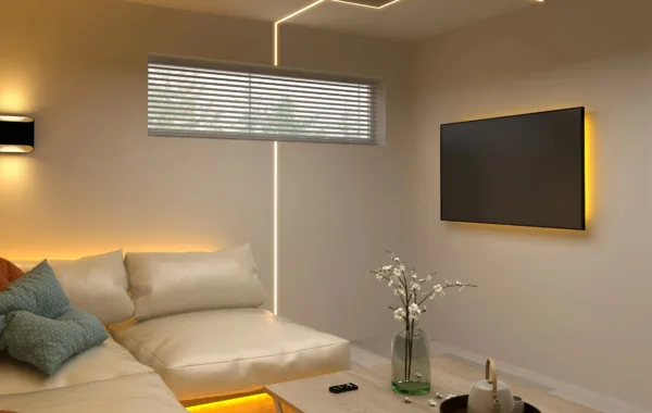 Moderná obývačka s béžovou sedačkou, TV na stene a geometrickým lineárnym LED osvetlením v napínacom strope.